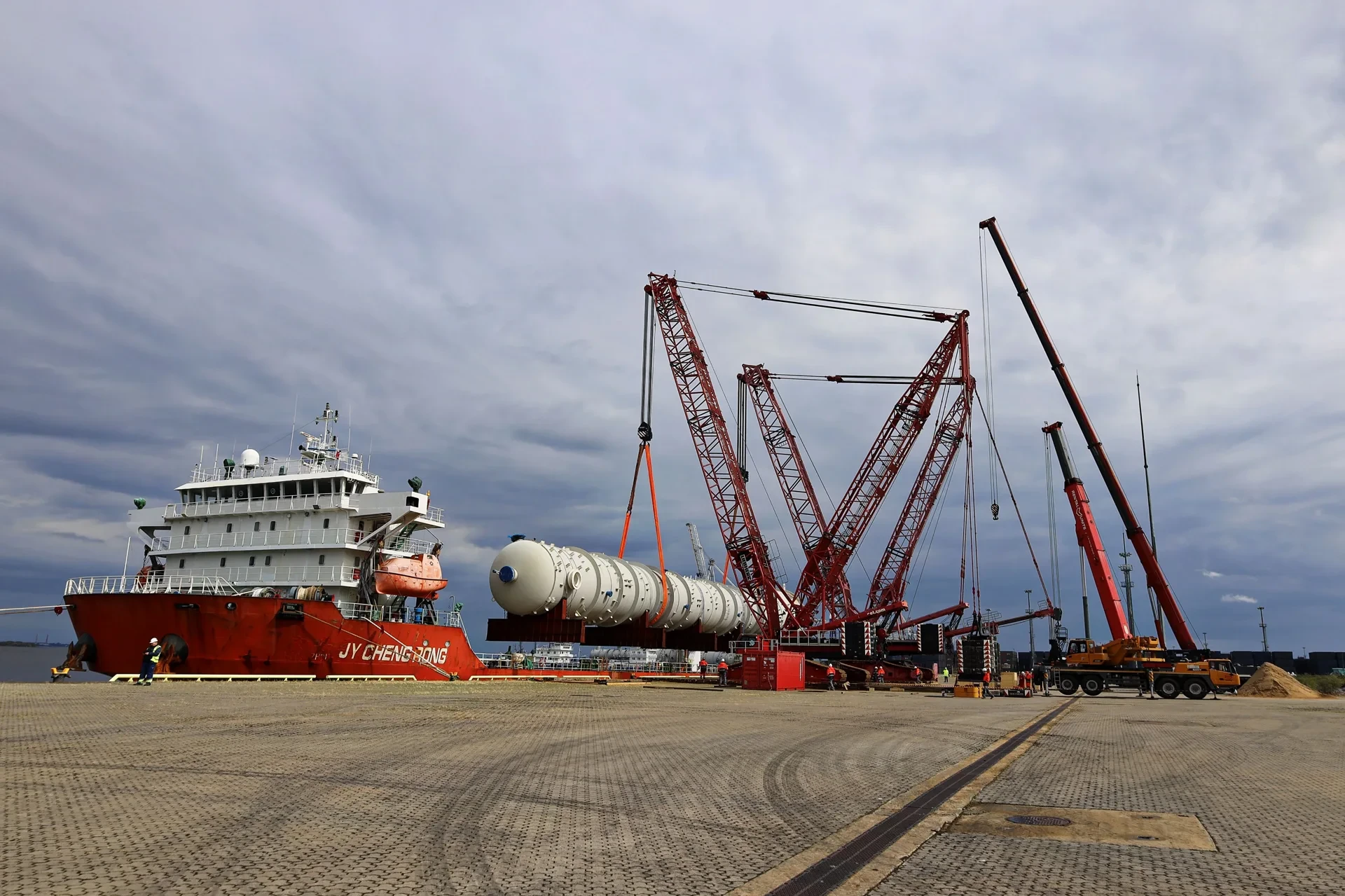Unloading oversized cargo at Bronka Port for the Sileno project